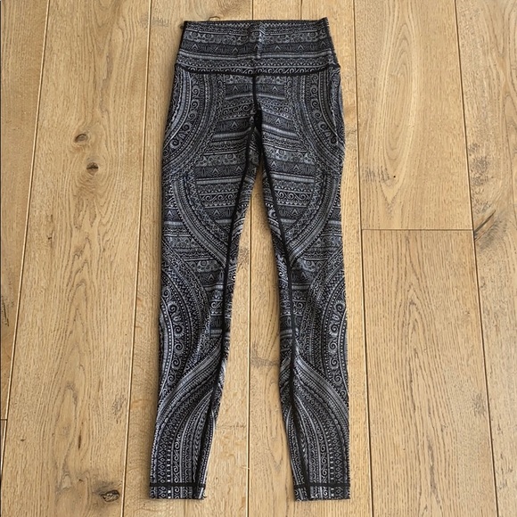 lululemon black and white pattern leggings